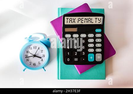 Pénalité de TAXE sur les mots sur le calculateur.Concept financier Banque D'Images