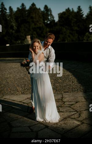 Un jeune couple jeune et mignon debout dans le parc Banque D'Images