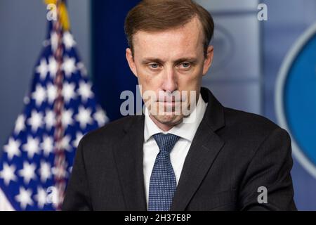 Washington, États-Unis.26 octobre 2021.Jake Sullivan, conseiller en sécurité nationale, parle aux médias du voyage prochain du président Biden à Glasgow pour le Sommet des Nations Unies sur le climat depuis la salle de presse de la Maison Blanche à Washington, DC, USA, 26 octobre 2021.Credit: SIPA USA/Alay Live News Banque D'Images