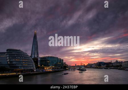 Coucher de soleil sur la Tamise, capturé depuis Tower Bridge, Londres, Angleterre, Royaume-Uni Banque D'Images