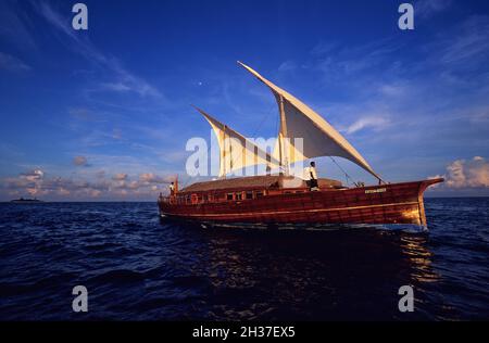 MALDIVES, ATOLL ARI, ÎLE DHONI MIGHILI, CHAQUE INVITÉ A SA VILLA ET SON PROPRE BATEAU TRADITIONNEL (DHONI) Banque D'Images