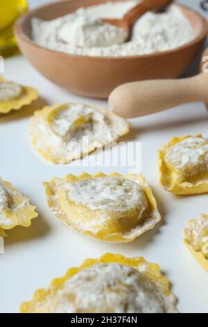 Concept de cuisson des raviolis sur fond blanc Banque D'Images