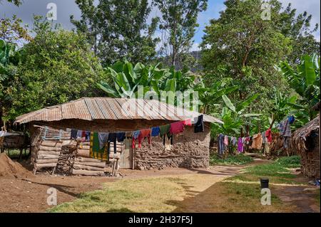 Huttes d'argile et laundery pendant la promenade du village à MTO wa Mbu, Tanzanie, Afrique Banque D'Images