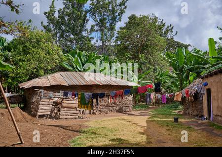 Huttes d'argile et laundery pendant la promenade du village à MTO wa Mbu, Tanzanie, Afrique Banque D'Images