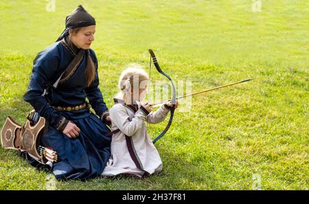 Minsk, vacances de la ville le 8 septembre 2018, deux archers, mère et fille au festival de la ville à Minsk Banque D'Images