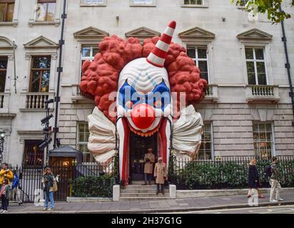 Londres, Royaume-Uni.26 octobre 2021.Un clown de sinistre géant a été installé à l'extérieur du club d'Annabel à Mayfair avant Halloween.Credit: Vuk Valcic / Alamy Live News Banque D'Images