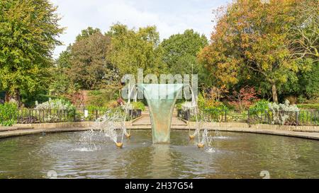 Fontaine dans le parc Holland par une journée ensoleillée en automne.Londres - 26 octobre 2021 Banque D'Images