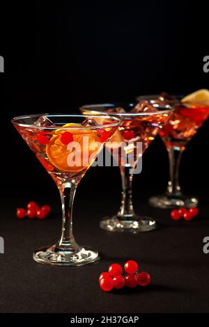 Buvez avec du viburnum rouge, du citron et de la glace.Boisson rafraîchissante, cocktail sans alcool. Banque D'Images