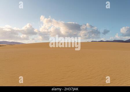 personnes marchant sur une grande dune de sable dans le désert Banque D'Images