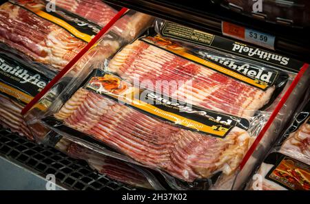 Paquets de bacon de marque Smithfield dans un supermarché à New York le mardi 5 octobre 2021.(© Richard B. Levine) Banque D'Images