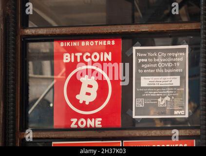 Un panneau faisant la promotion de Bitcoin est affiché dans la fenêtre d'un bar à New York le jeudi 7 octobre 2021.(© Richard B. Levine) Banque D'Images