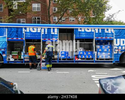 Une livraison de bière Bud Light et d'autres boissons dans un camion de marque Budweiser à New York le mardi 5 octobre 2021.(© Richard B. Levine) Banque D'Images