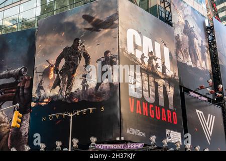 Un panneau d'affichage pour le jeu vidéo Activision 'Call of Duty: Vanguard“, vu le lundi 18 octobre 2021.(© Richard B. Levine) Banque D'Images
