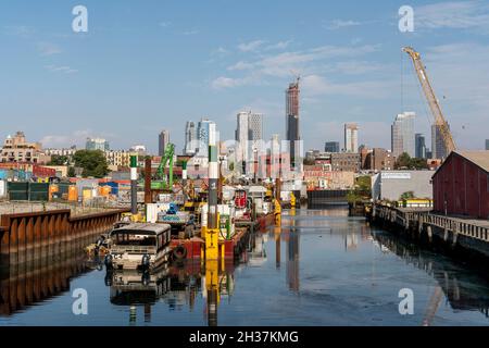 Développement dans le centre-ville de Brooklyn à New York vu du quartier de Gowanus le samedi 16 octobre 2021.En raison du développement accru dans la région, notamment des immeubles d'appartements de luxe, des chaînes de magasins et des détaillants haut de gamme sont en train d'intervenir.(© Richard B. Levine) Banque D'Images