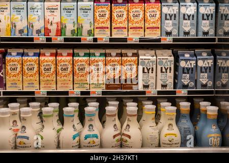 Une large sélection variée de lait d'avoine et d'autres boissons à base de plantes dans un réfrigérateur de supermarché à New York le mardi 19 2021 octobre.(© Richard B. Levine) Banque D'Images