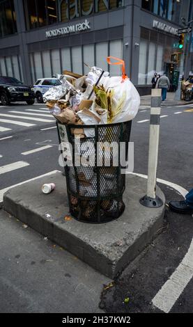 Une belle sélection de déchets provenant d'un réceptacle à ordures débordant de la rue à New York le samedi 23 octobre 2021.(© Richard B. Levine) Banque D'Images