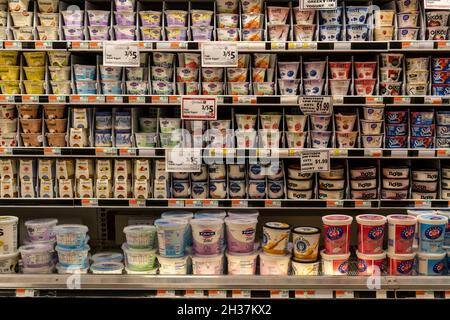 Récipients de différentes marques de yaourt dans un réfrigérateur de supermarché à New York le mardi 19 octobre 2021.(© Richard B. Levine) Banque D'Images