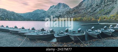 Les bateaux s'amarrés le long du lac Silver en début de matinée, avec vue sur Carson Peak en arrière-plan, June Lake Loop, Mono County, Californie, États-Unis, Banque D'Images