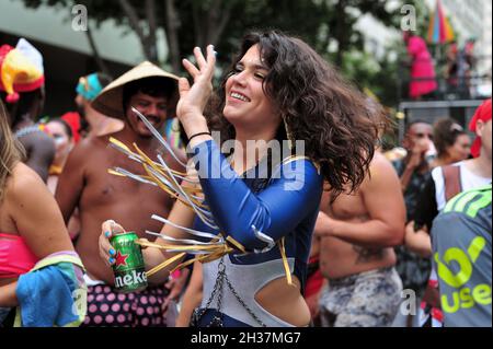 Brésil–22 février 2020 : les fêtards costumés se mêle à la danse spirituelle du Carnaval et s'amusent lors d'une parade de rue qui se tient dans le centre-ville de Rio de Janeiro Banque D'Images