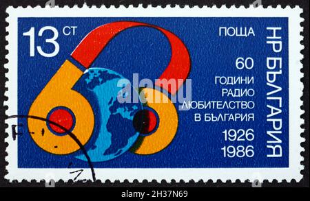 BULGARIE - VERS 1986: Timbre imprimé en Bulgarie dédié aux opérateurs de radio amateur à domicile en Bulgarie, 60e anniversaire, vers 1986 Banque D'Images