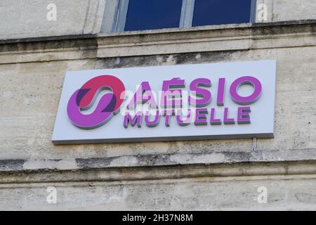 Bordeaux , Aquitaine France - 09 30 2021 : logo aesio mutuelle et signature textuelle sur la façade entrée bureau d'assurance de l'agence mutuelle de marque française Banque D'Images