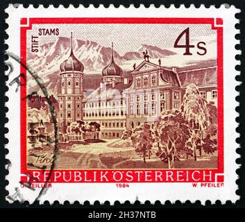 AUTRICHE - VERS 1984: Un timbre imprimé en Autriche montre le monastère de Stams, Tirol, vers 1984 Banque D'Images
