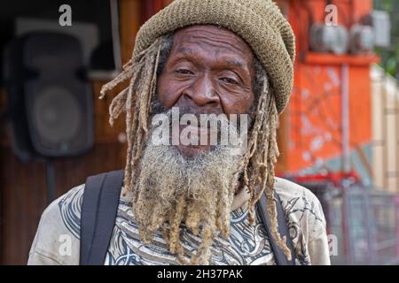 Vieux rastafari noir / Rastafarian portant des dreadlocks sur l'île de Grenade, Antilles dans les Caraïbes Banque D'Images