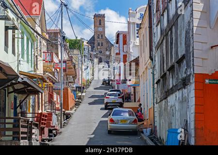 Rue avec boutiques et la cathédrale catholique romaine à la capitale Saint-Georges sur la côte ouest de l'île de Grenade, Caraïbes Banque D'Images