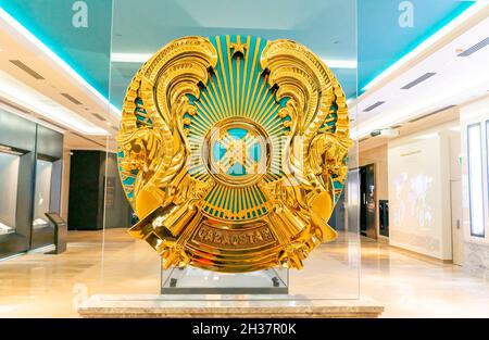 Grand modèle doré d'emblème national et armoiries du Kazakhstan, exposé au Musée national du Kazakhstan, Astana, Nur-Sultan, Kazakhstan Banque D'Images