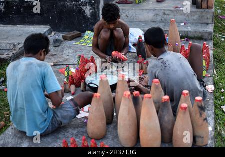 Barpeta, Inde.25 octobre 2021.Les travailleurs qui font des pétards lors d'un atelier pour le prochain festival Diwali ou Dipawali, le 25 octobre 2021 à Barpeta, Assam, Inde.L'industrie traditionnelle des pompiers de Barpeta a été la plus durement touchée par l'interdiction des pétards éclateurs en raison de la pandémie de COVID-19. Cette année, ils espèrent de bonnes affaires.Diwali est un festival de lumières célébré chaque année en Inde.Crédit : David Talukdar/Alay Live News Banque D'Images