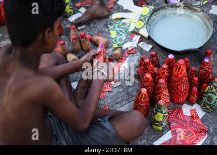 Barpeta, Inde.25 octobre 2021.Les travailleurs qui font des pétards lors d'un atelier pour le prochain festival Diwali ou Dipawali, le 25 octobre 2021 à Barpeta, Assam, Inde.L'industrie traditionnelle des pompiers de Barpeta a été la plus durement touchée par l'interdiction des pétards éclateurs en raison de la pandémie de COVID-19. Cette année, ils espèrent de bonnes affaires.Diwali est un festival de lumières célébré chaque année en Inde.Crédit : David Talukdar/Alay Live News Banque D'Images