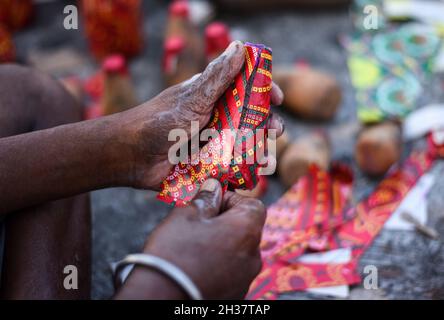 Barpeta, Inde.25 octobre 2021.Les travailleurs qui font des pétards lors d'un atelier pour le prochain festival Diwali ou Dipawali, le 25 octobre 2021 à Barpeta, Assam, Inde.L'industrie traditionnelle des pompiers de Barpeta a été la plus durement touchée par l'interdiction des pétards éclateurs en raison de la pandémie de COVID-19. Cette année, ils espèrent de bonnes affaires.Diwali est un festival de lumières célébré chaque année en Inde.Crédit : David Talukdar/Alay Live News Banque D'Images