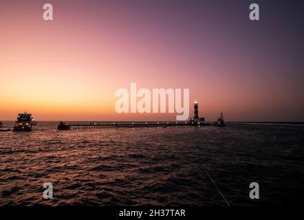 Coucher de soleil sur le récif de Daedalus au milieu de la mer Rouge, Égypte Banque D'Images