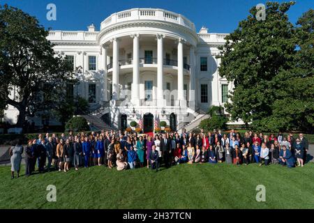 Washington, États-Unis d'Amérique.18 octobre 2021.Joe Biden, président des États-Unis, Jill Biden, première dame, et Miguel Cardona, secrétaire à l'éducation, au centre, posent pour une photo de groupe à la suite d'un événement en hommage aux enseignants nationaux et d'État de l'année sur la pelouse sud de la Maison Blanche, le 18 octobre 2021 à Washington, D.C.Credit:Erin Scott/photo de la Maison Blanche/Alamy Live News Banque D'Images