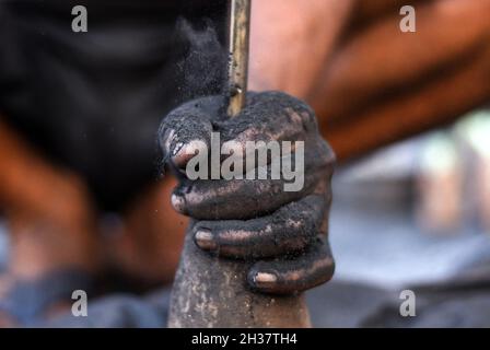 Barpeta, Inde.25 octobre 2021.Les travailleurs qui font des pétards lors d'un atelier pour le prochain festival Diwali ou Dipawali, le 25 octobre 2021 à Barpeta, Assam, Inde.L'industrie traditionnelle des pompiers de Barpeta a été la plus durement touchée par l'interdiction des pétards éclateurs en raison de la pandémie de COVID-19. Cette année, ils espèrent de bonnes affaires.Diwali est un festival de lumières célébré chaque année en Inde.Crédit : David Talukdar/Alay Live News Banque D'Images