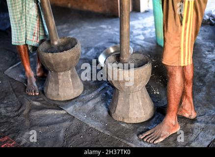 Barpeta, Inde.25 octobre 2021.Les travailleurs qui font des pétards lors d'un atelier pour le prochain festival Diwali ou Dipawali, le 25 octobre 2021 à Barpeta, Assam, Inde.L'industrie traditionnelle des pompiers de Barpeta a été la plus durement touchée par l'interdiction des pétards éclateurs en raison de la pandémie de COVID-19. Cette année, ils espèrent de bonnes affaires.Diwali est un festival de lumières célébré chaque année en Inde.Crédit : David Talukdar/Alay Live News Banque D'Images