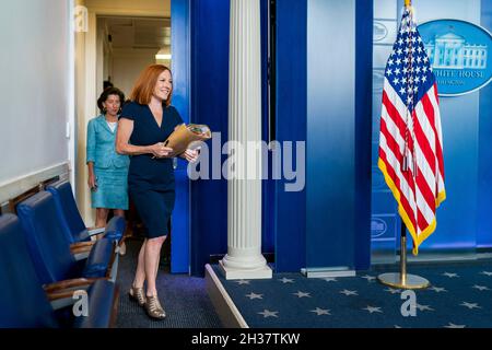 Washington, États-Unis d'Amérique.22 juillet 2021.Jen Psaki, secrétaire de presse de la Maison Blanche, rejoint par Gina Raimondo, secrétaire au Commerce, arrive pour le briefing de presse quotidien dans la salle d'information James Brady de la Maison Blanche, le 22 juillet 2021 à Washington, D.C. crédit: Cameron Smith/White House photo/Alay Live News Banque D'Images