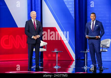 Cincinnati, États-Unis d'Amérique.21 juillet 2021.Joe Biden, président des États-Unis, lors d'un événement à l'hôtel de ville de CNN avec le modérateur Don Lemon, à droite, à l'université Mount St. Joseph, le 21 juillet 2021 à Cincinnati, Ohio.Crédit : Adam Schultz/White House photo/Alay Live News Banque D'Images
