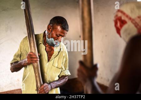 Barpeta, Inde.25 octobre 2021.Les travailleurs qui font des pétards lors d'un atelier pour le prochain festival Diwali ou Dipawali, le 25 octobre 2021 à Barpeta, Assam, Inde.L'industrie traditionnelle des pompiers de Barpeta a été la plus durement touchée par l'interdiction des pétards éclateurs en raison de la pandémie de COVID-19. Cette année, ils espèrent de bonnes affaires.Diwali est un festival de lumières célébré chaque année en Inde.Crédit : David Talukdar/Alay Live News Banque D'Images