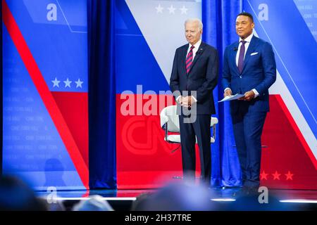 Cincinnati, États-Unis d'Amérique.21 juillet 2021.Joe Biden, président des États-Unis, lors d'un événement à l'hôtel de ville de CNN avec le modérateur Don Lemon, à droite, à l'université Mount St. Joseph, le 21 juillet 2021 à Cincinnati, Ohio.Crédit : Adam Schultz/White House photo/Alay Live News Banque D'Images