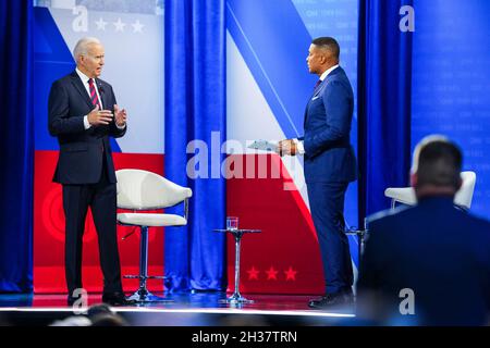 Cincinnati, États-Unis d'Amérique.21 juillet 2021.Joe Biden, président des États-Unis, lors d'un événement à l'hôtel de ville de CNN avec le modérateur Don Lemon, à droite, à l'université Mount St. Joseph, le 21 juillet 2021 à Cincinnati, Ohio.Crédit : Adam Schultz/White House photo/Alay Live News Banque D'Images