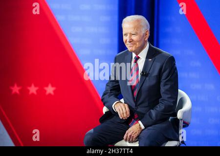 Cincinnati, États-Unis d'Amérique.21 juillet 2021.Joe Biden, président des États-Unis, lors d'un événement à l'hôtel de ville de CNN avec le modérateur Don Lemon, à droite, à l'université Mount St. Joseph, le 21 juillet 2021 à Cincinnati, Ohio.Crédit : Adam Schultz/White House photo/Alay Live News Banque D'Images