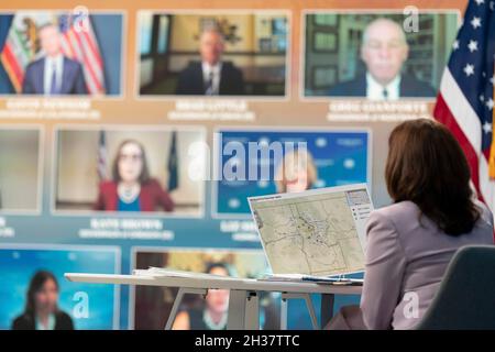 Washington, États-Unis d'Amérique.30 juillet 2021.Kamala Harris, vice-président des États-Unis, lors d'une réunion virtuelle sur les feux de forêt avec les gouverneurs occidentaux de l'Auditorium de la Cour du Sud, dans le bâtiment Eisenhower Executive Office de la Maison Blanche, le 30 juillet 2021 à Washington, D.C. Credit: Lawrence Jackson/White House photo/Alay Live News Banque D'Images