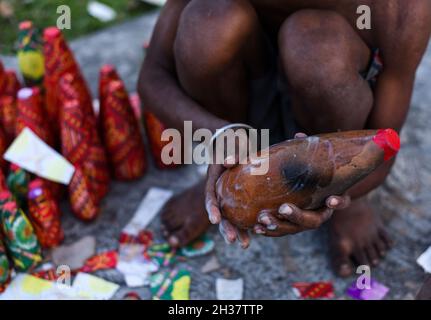 Barpeta, Inde.25 octobre 2021.Les travailleurs qui font des pétards lors d'un atelier pour le prochain festival Diwali ou Dipawali, le 25 octobre 2021 à Barpeta, Assam, Inde.L'industrie traditionnelle des pompiers de Barpeta a été la plus durement touchée par l'interdiction des pétards éclateurs en raison de la pandémie de COVID-19. Cette année, ils espèrent de bonnes affaires.Diwali est un festival de lumières célébré chaque année en Inde.Crédit : David Talukdar/Alay Live News Banque D'Images