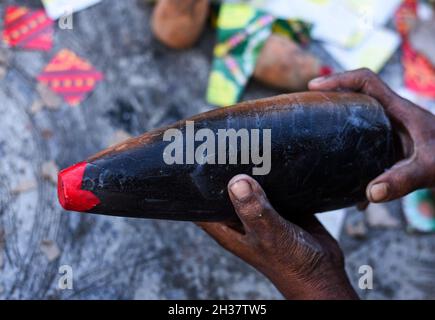 Barpeta, Inde.25 octobre 2021.Les travailleurs qui font des pétards lors d'un atelier pour le prochain festival Diwali ou Dipawali, le 25 octobre 2021 à Barpeta, Assam, Inde.L'industrie traditionnelle des pompiers de Barpeta a été la plus durement touchée par l'interdiction des pétards éclateurs en raison de la pandémie de COVID-19. Cette année, ils espèrent de bonnes affaires.Diwali est un festival de lumières célébré chaque année en Inde.Crédit : David Talukdar/Alay Live News Banque D'Images