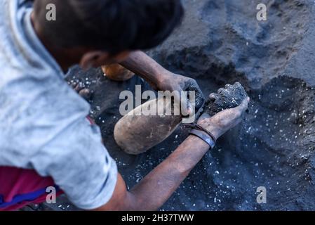 Barpeta, Inde.25 octobre 2021.Les travailleurs qui font des pétards lors d'un atelier pour le prochain festival Diwali ou Dipawali, le 25 octobre 2021 à Barpeta, Assam, Inde.L'industrie traditionnelle des pompiers de Barpeta a été la plus durement touchée par l'interdiction des pétards éclateurs en raison de la pandémie de COVID-19. Cette année, ils espèrent de bonnes affaires.Diwali est un festival de lumières célébré chaque année en Inde.Crédit : David Talukdar/Alay Live News Banque D'Images