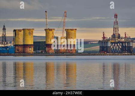 Plates-formes pétrolières en construction sur le Cromarty Firth, en Écosse. Banque D'Images