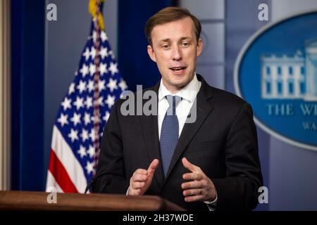 Jake Sullivan, conseiller en sécurité nationale, parle aux médias du voyage prochain du Président Biden à Glasgow pour le Sommet des Nations Unies sur le climat, depuis la salle de presse de la Maison Blanche à Washington, DC, Etats-Unis, 26 octobre 2021. Crédit: Jim LoScalzo/Pool via CNP /MediaPunch Banque D'Images