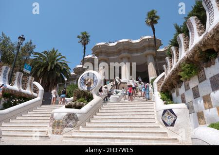 Vue urbaine de Barcelone, Espagne avec des personnes et des touristes visitant le parc Güell (ou le parc Guell) par Antoni Gaudi.Célèbre ville espagnole en Catalogne Banque D'Images