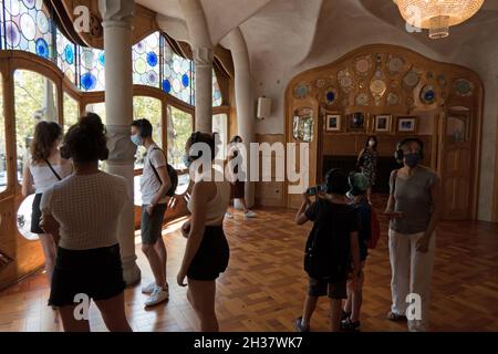 Vue urbaine de Barcelone, Espagne avec l'intérieur de la Casa Batlló (Casa Batllo) conçu par Antoni Gaudi.Célèbre monument pour les touristes et les visiteurs Banque D'Images